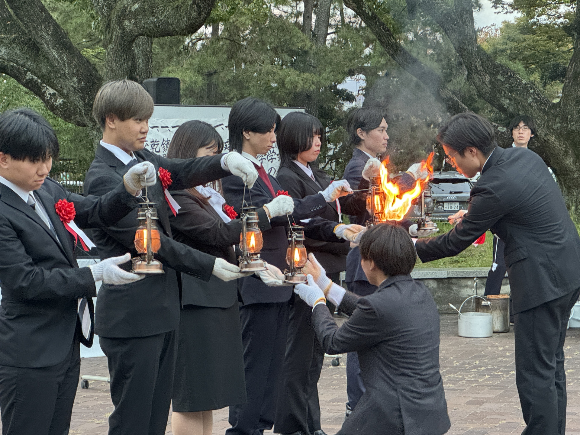 各キャンパス代表者への採火の様子
