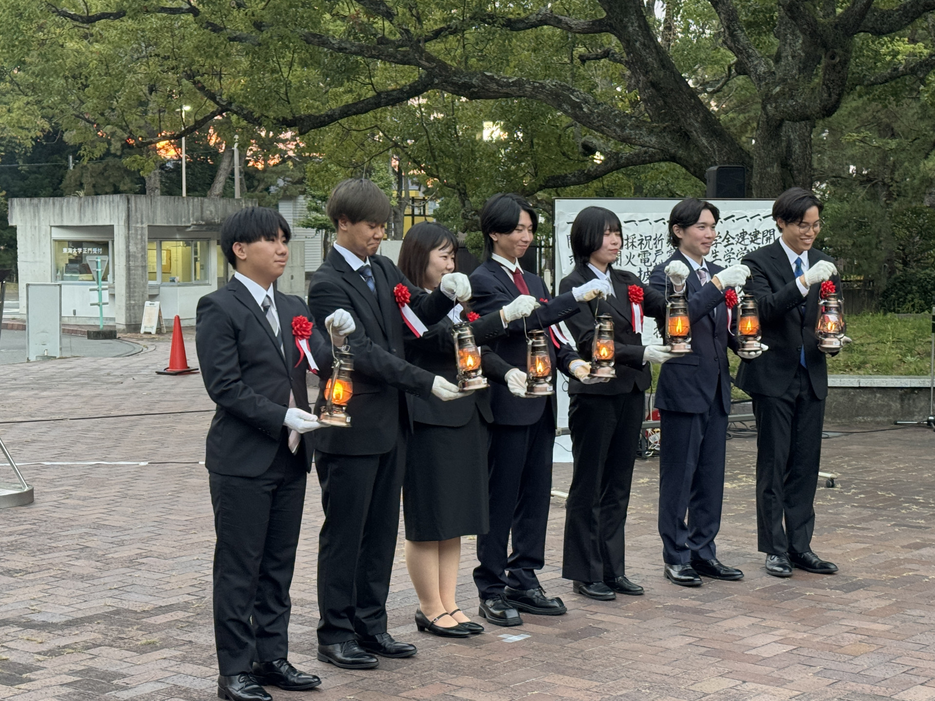 東海大学採火式でランタンを掲げる学生代表