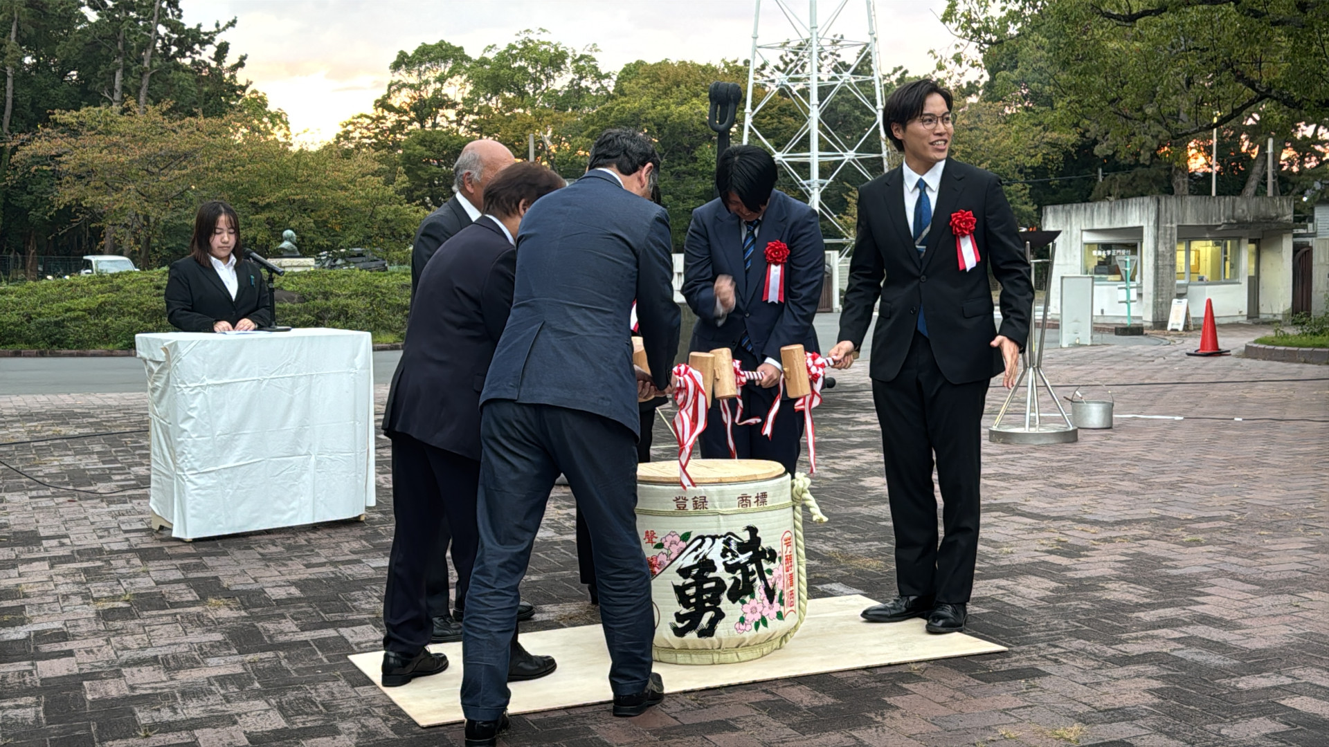 東海大学採火式で行われた鏡開き